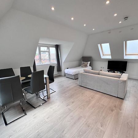 Ferienwohnung 10 Min Drive To Airport - Free Parking - 15 Min Bus Ride - Ev Charge Available Stanwell Exterior foto