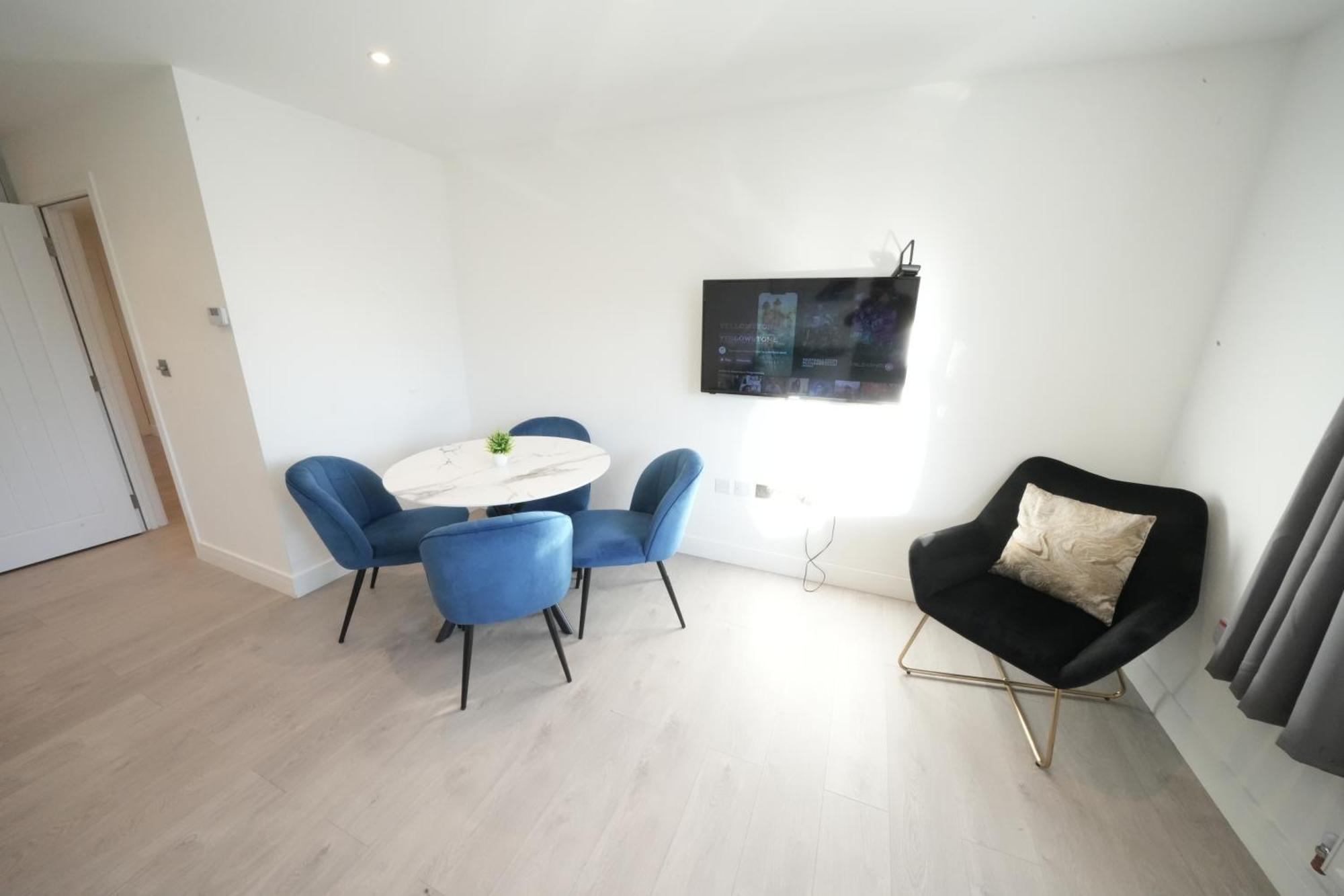 Ferienwohnung 10 Min Drive To Airport - Free Parking - 15 Min Bus Ride - Ev Charge Available Stanwell Exterior foto