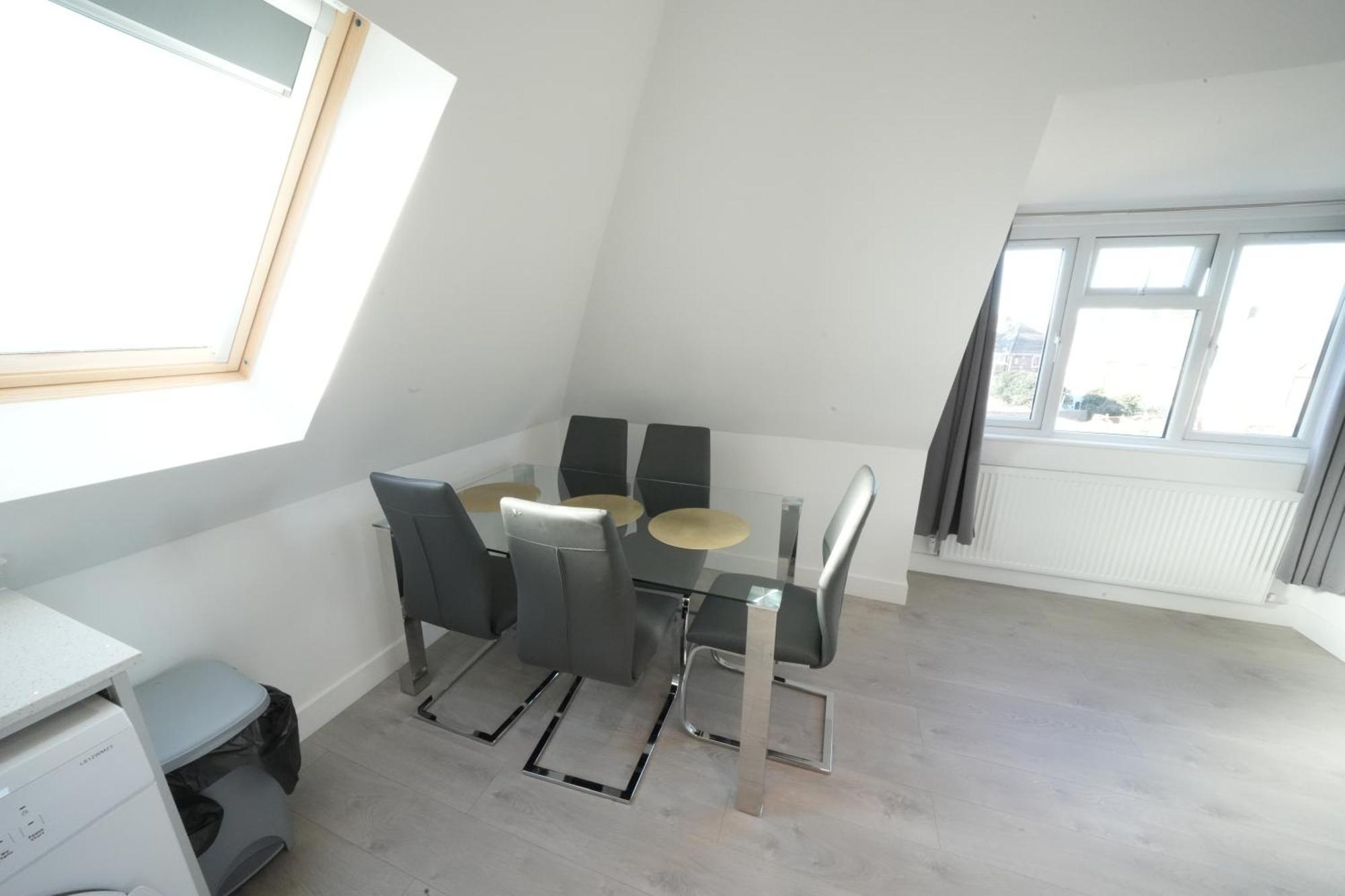 Ferienwohnung 10 Min Drive To Airport - Free Parking - 15 Min Bus Ride - Ev Charge Available Stanwell Exterior foto