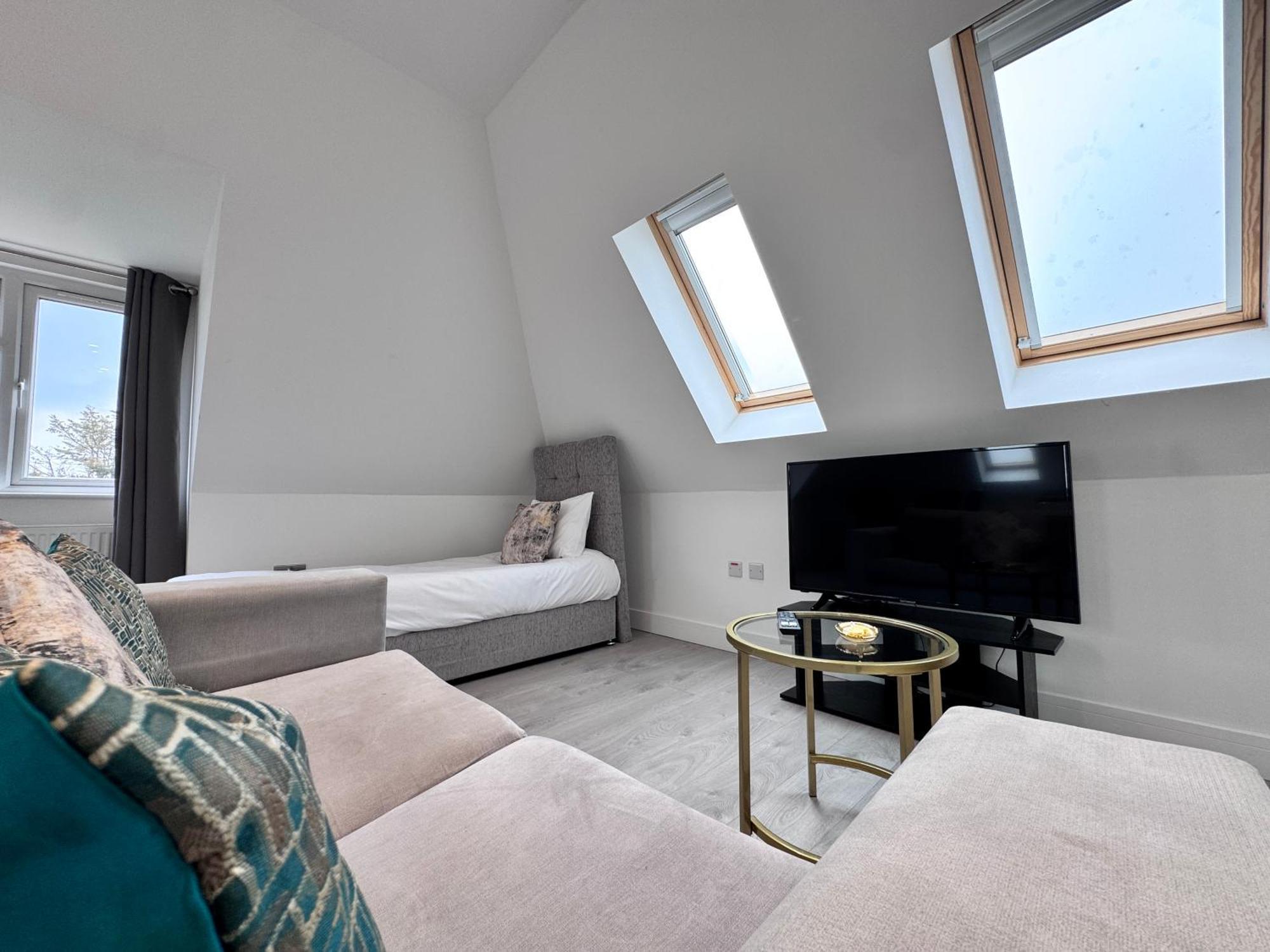 Ferienwohnung 10 Min Drive To Airport - Free Parking - 15 Min Bus Ride - Ev Charge Available Stanwell Exterior foto