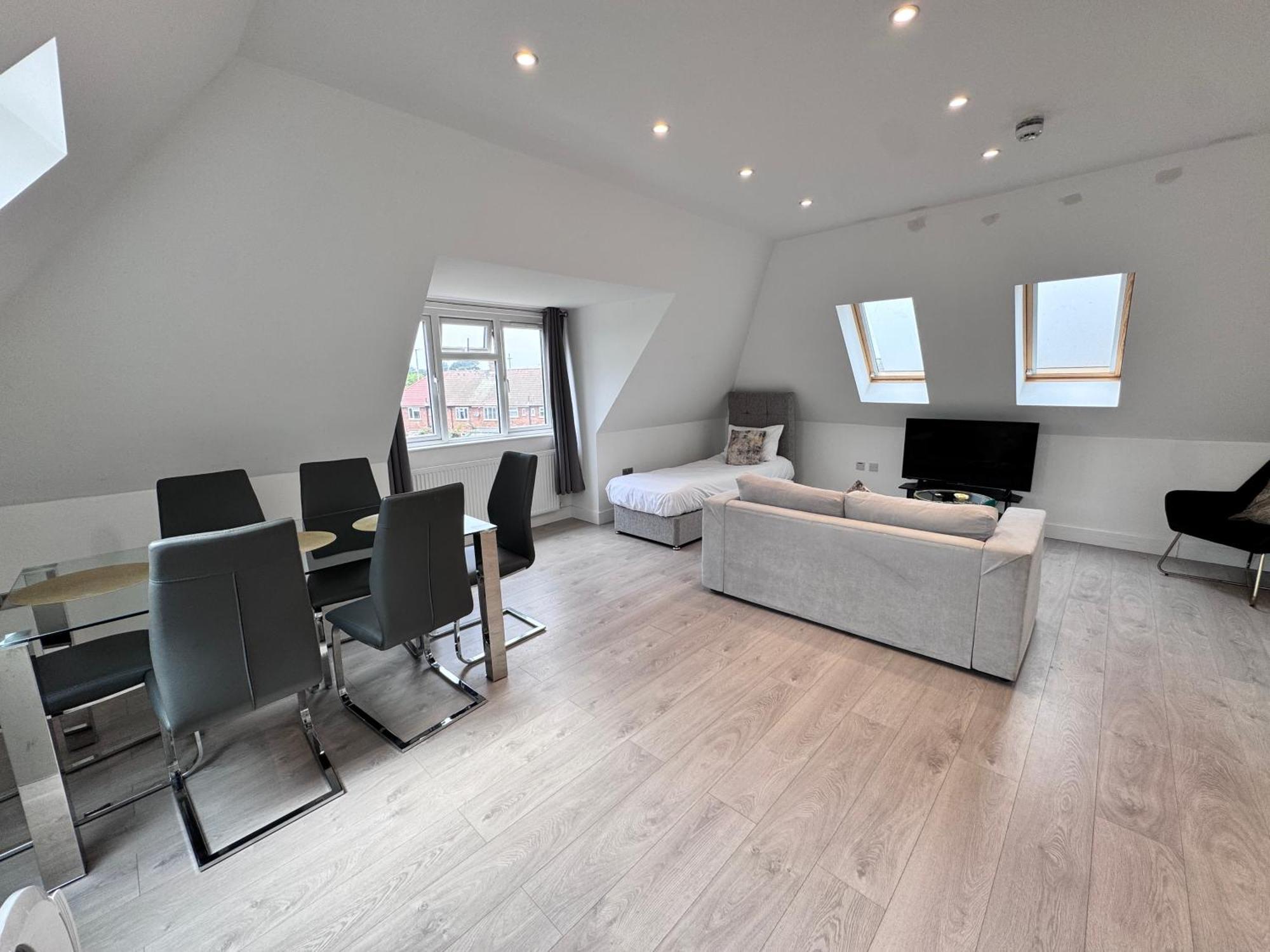 Ferienwohnung 10 Min Drive To Airport - Free Parking - 15 Min Bus Ride - Ev Charge Available Stanwell Exterior foto