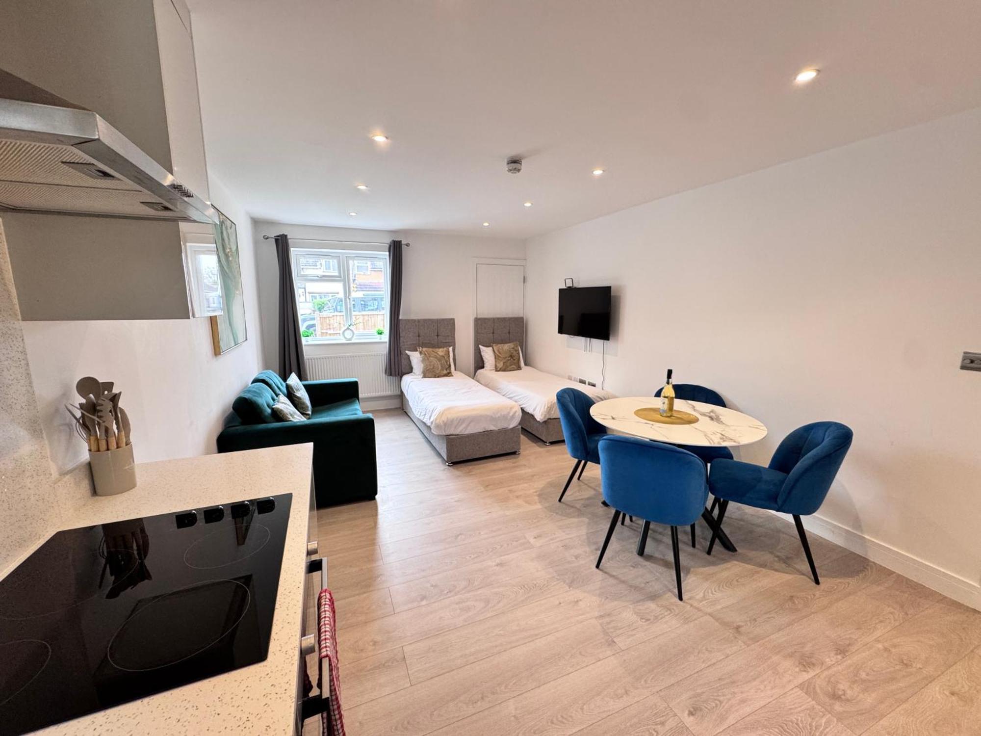 Ferienwohnung 10 Min Drive To Airport - Free Parking - 15 Min Bus Ride - Ev Charge Available Stanwell Exterior foto